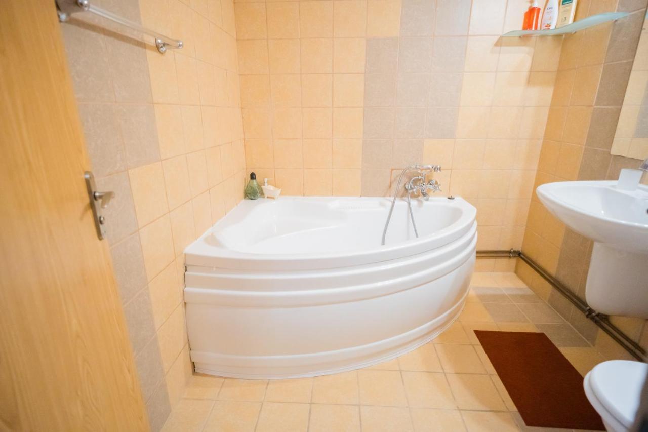 Rustic & Spacious 3Br Apartment Bucureşti Eksteriør bilde